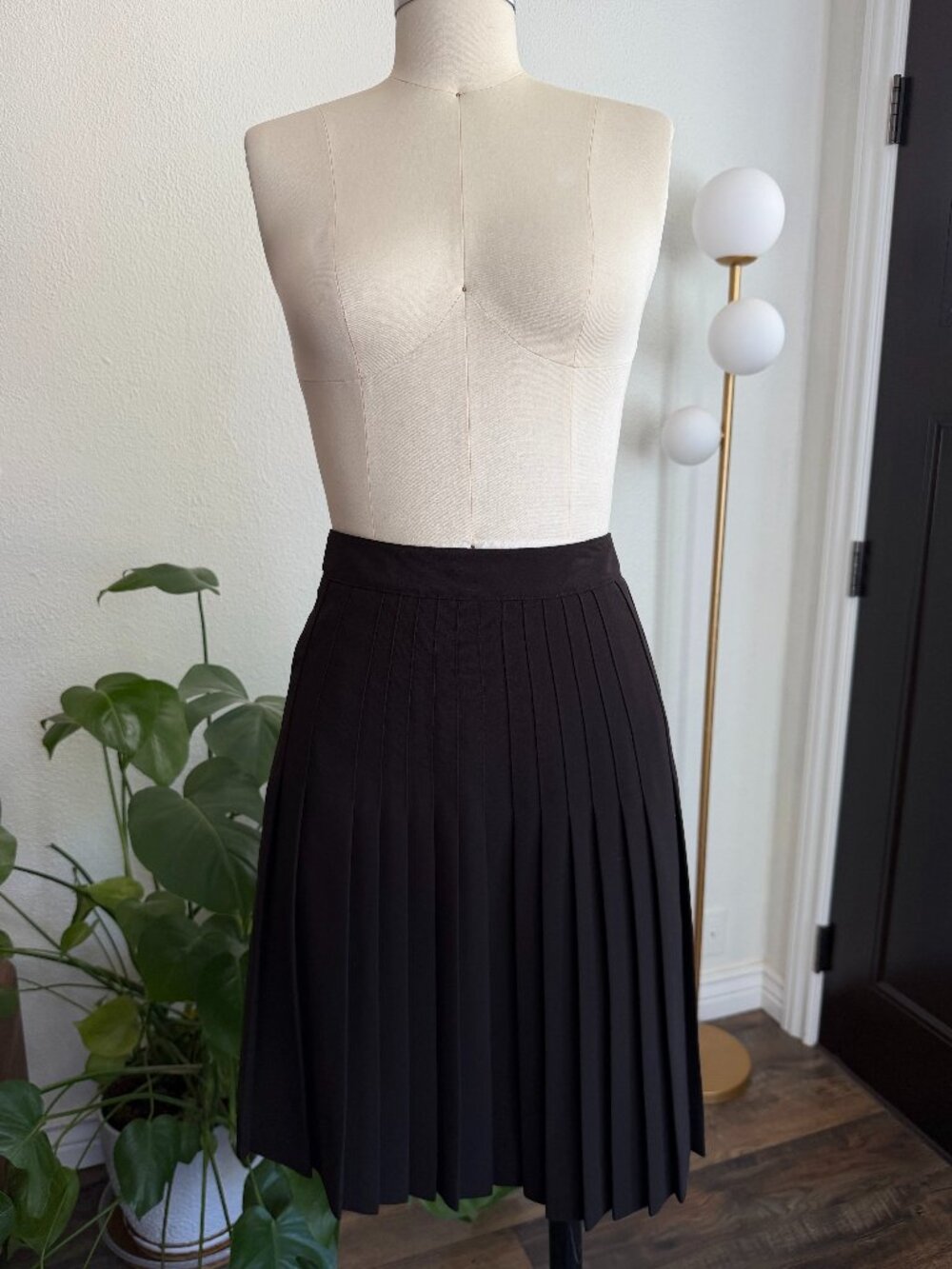Calvin Klein Chocolate Pleated Skirt Sz 2 Office Siren Preppy Academia Classic